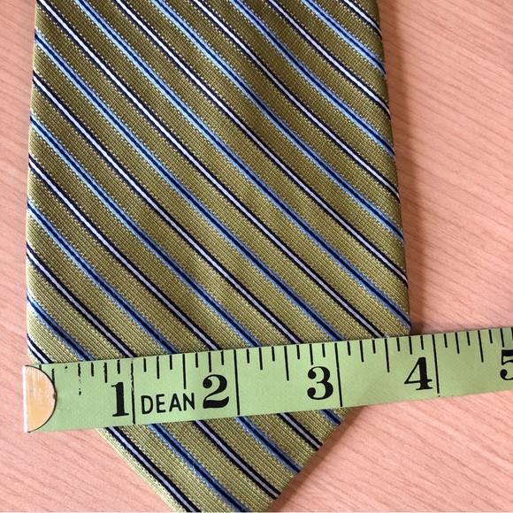 💕2/$16💕Claiborne 100% Silk Striped Tie - Picture 4 of 4